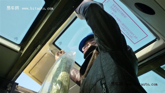 宇通進(jìn)行校車側(cè)翻試驗(yàn):車體結(jié)構(gòu)完好無損