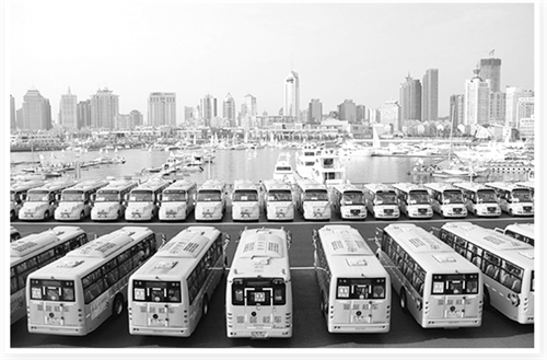 整齊停放在青島市奧帆中心的交運(yùn)溫馨校車。