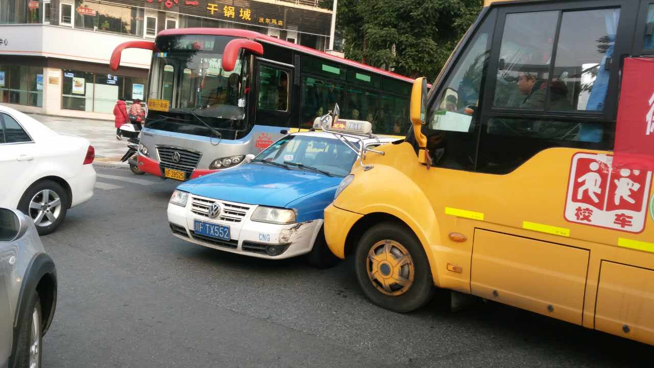 校車遇到線路擁堵，可以繞行嗎？