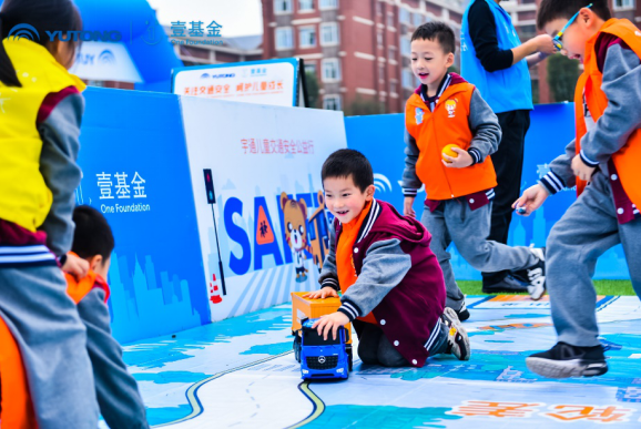 兒童交通安全公益行走進(jìn)宜賓 宇通演繹愛(ài)的N次方