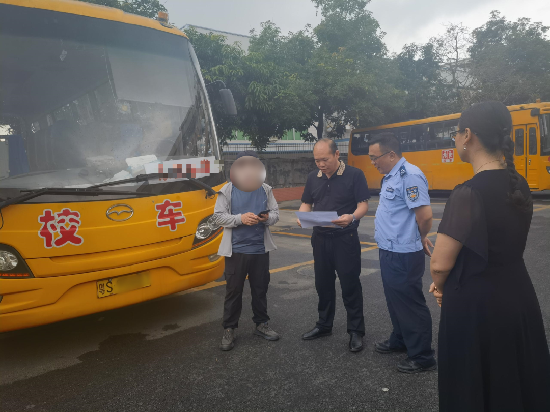 頂風(fēng)作案!“過(guò)期”校車(chē)偷摸上路接送學(xué)生,東莞交警:罰款2萬(wàn)元… 頂風(fēng)作案!“過(guò)期”校車(chē)偷摸上路接送學(xué)生,東莞交警:罰款2萬(wàn)元…